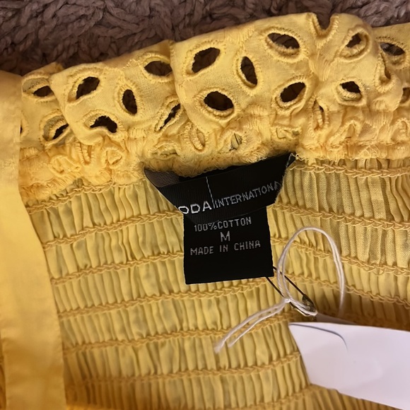 New Victoria’s Secret Moda International Yellow Eyelet Smocked Dress Cruise M - Picture 5 of 6